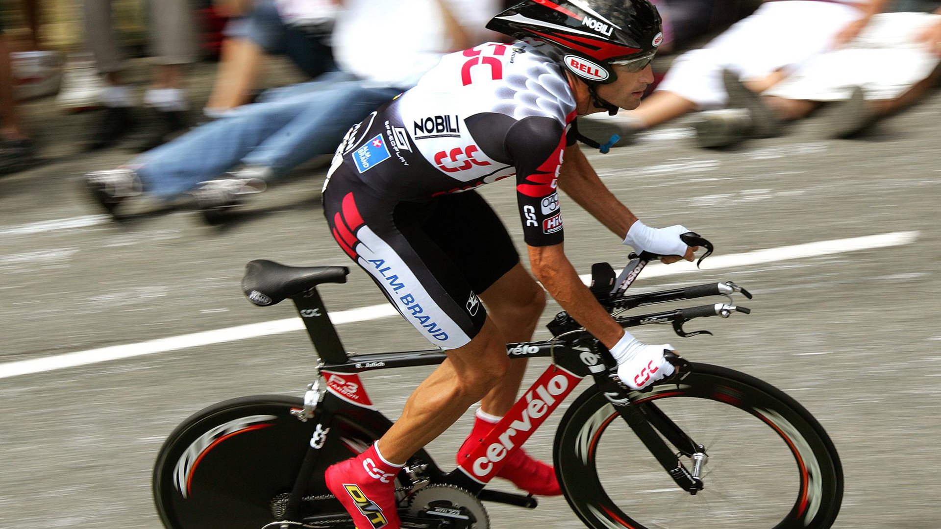 爱游戏娱乐平台-_城市骑行马拉松：绿色出行引领新风尚_，穿骑行服跑马拉松