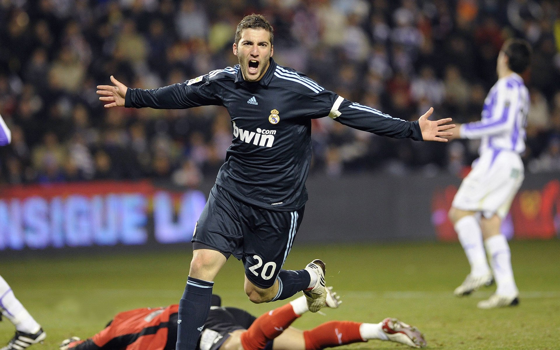 _城市高空跑步:在摩天楼之间飞驰_,高空城市俯瞰图